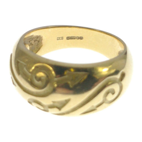 16 - STUNNING! 750 stamped yellow gold RING with scrolled engraving, ring size O, weight 9.10g approx (ma... 