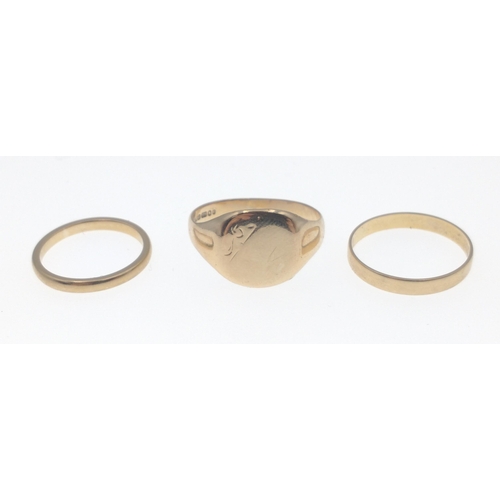 18A - Three 9ct rings to include a man's signet ring size S and 2 wedding bands size J and N, gross weight... 