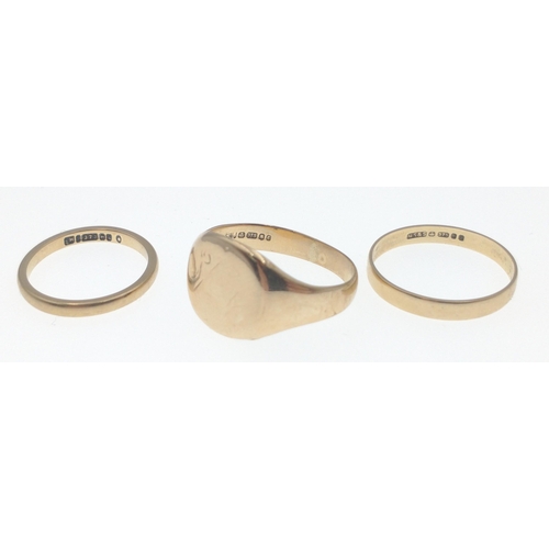 18A - Three 9ct rings to include a man's signet ring size S and 2 wedding bands size J and N, gross weight... 