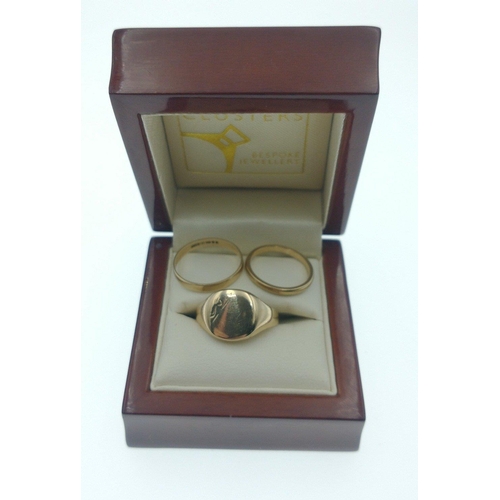 18A - Three 9ct rings to include a man's signet ring size S and 2 wedding bands size J and N, gross weight... 