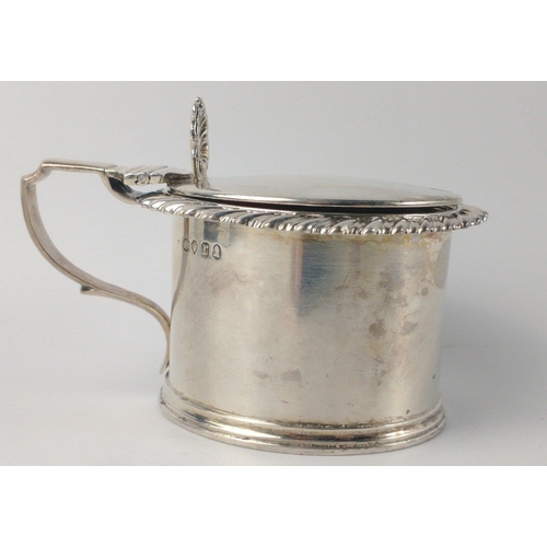 193 - A London silver hallmarked 1832 MUSTARD POT with clear glass liner, 5cm x 7.5cm diameter, 134g silve... 