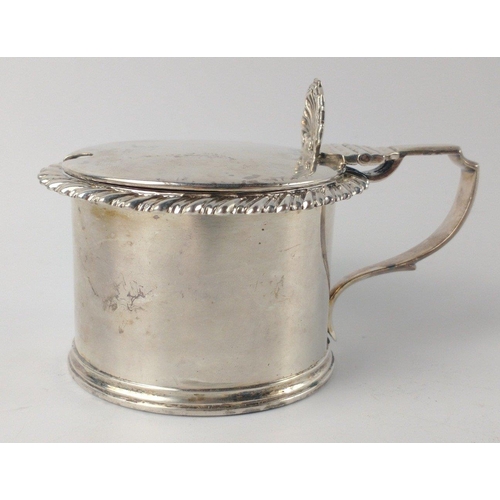 193 - A London silver hallmarked 1832 MUSTARD POT with clear glass liner, 5cm x 7.5cm diameter, 134g silve... 