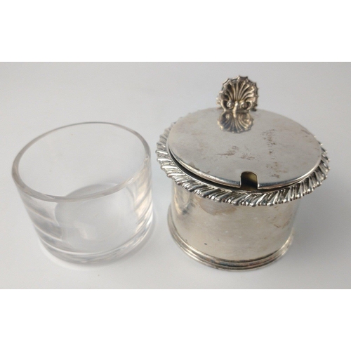 193 - A London silver hallmarked 1832 MUSTARD POT with clear glass liner, 5cm x 7.5cm diameter, 134g silve... 