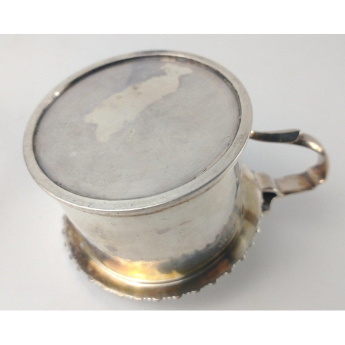 193 - A London silver hallmarked 1832 MUSTARD POT with clear glass liner, 5cm x 7.5cm diameter, 134g silve... 