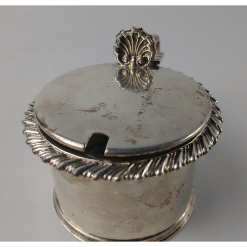 193 - A London silver hallmarked 1832 MUSTARD POT with clear glass liner, 5cm x 7.5cm diameter, 134g silve... 