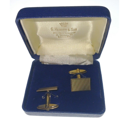 76 - A nice pair of gents CUFFLINKS in rectangular form, stamped 375 yellow gold weight 6.50g, within a b... 