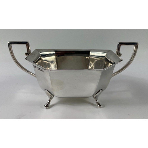 84 - A top quality tea service comprising silver teapot (gross weight 567g), sugar bowl and milk jug, hal... 
