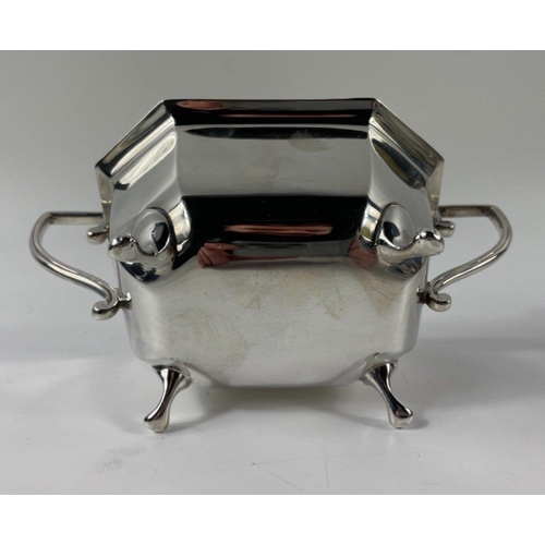 84 - A top quality tea service comprising silver teapot (gross weight 567g), sugar bowl and milk jug, hal... 