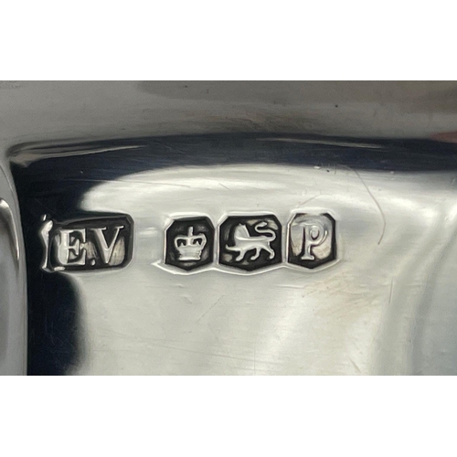 84 - A top quality tea service comprising silver teapot (gross weight 567g), sugar bowl and milk jug, hal... 