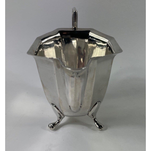 84 - A top quality tea service comprising silver teapot (gross weight 567g), sugar bowl and milk jug, hal... 