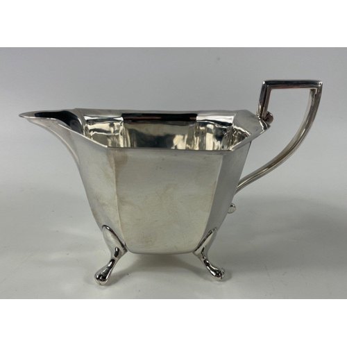 84 - A top quality tea service comprising silver teapot (gross weight 567g), sugar bowl and milk jug, hal... 