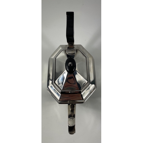 84 - A top quality tea service comprising silver teapot (gross weight 567g), sugar bowl and milk jug, hal... 