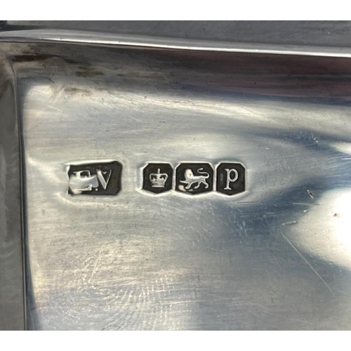 84 - A top quality tea service comprising silver teapot (gross weight 567g), sugar bowl and milk jug, hal... 