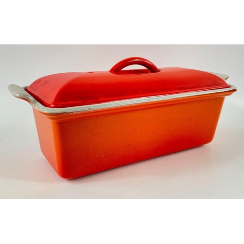 462 - Highly unusual - an early  26cm oval LE CREUSET casserole dish in lemon yellow, and a 24cm loaf tin ... 