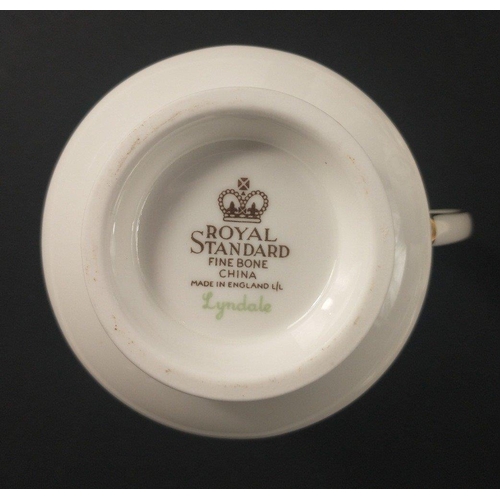 94 - A ROYAL STANDARD Lyndale Fine Bone China 6 cup coffee service 15 piece with a nice coffee pot with l... 