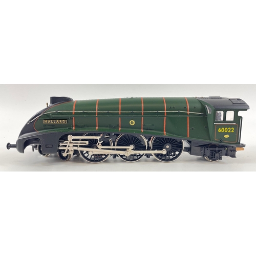 205 - HORNBY RAILWAYS 00 GAUGE SCALE MODEL  BR class A4 loco 'Mallard' (R309), boxed in excellent conditon... 