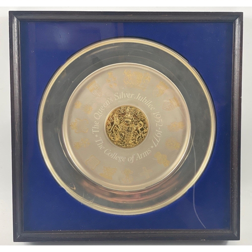 67 - A silver plate, made by the Danbury Mint and hallmarked Birmingham Silver Jubilee 1977,  with a silv... 