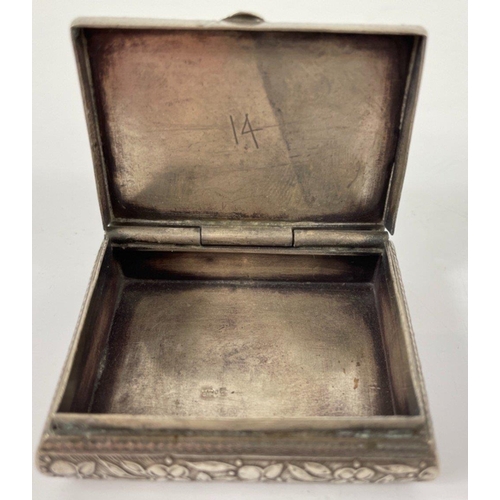 71 - An attractive lot of silver boxes to include a snuff tin stamped 925 with decorative floral design (... 