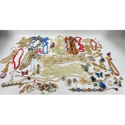 31 - A large bag of nice quality costume JEWELLERY to include necklaces, pendants etc#32