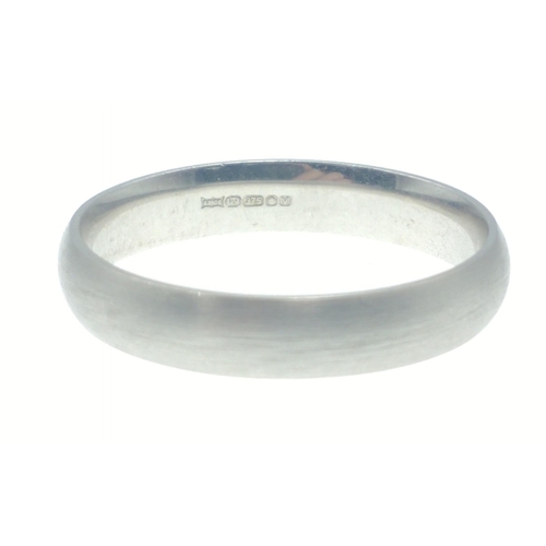 12A - A NICE QUALITY 375 stamped white gold wedding band - ring size T/U - weight 4g approx#18