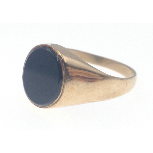 19 - A nice black stone 375 stamped signet ring size V gross weight 3.81g, also a 375 stamped yellow gold... 