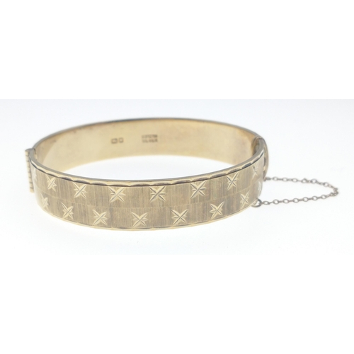 34 - A LOVELY 22ct gold on SILVER snap-shut bracelet with various star pattern etched on the bracelet - g... 