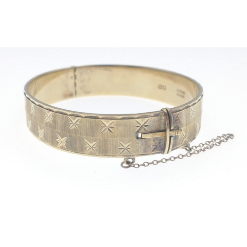 34 - A LOVELY 22ct gold on SILVER snap-shut bracelet with various star pattern etched on the bracelet - g... 