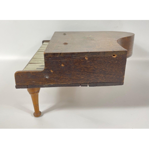 367 - A vintage child's piano in working order, needs tuning, 36x35x16cm#431