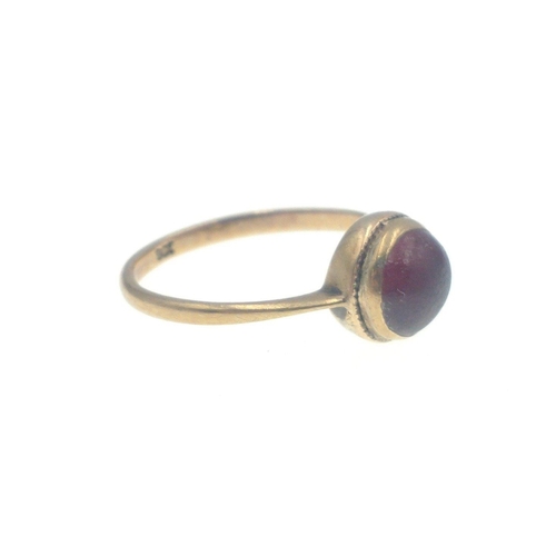 4 - UNUSUAL VINTAGE RED BULBOUS- CUT STONEA 9ct stamped yellow gold RING WITH A RED STONE INSET ring siz... 