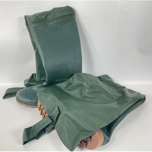 408 - A pair of green good condition WADERS size 11 (45)#472