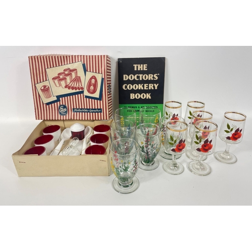 426 - A retro home ware lot to include a boxed EMSA plastic red and white egg cup set complete with egg-ti... 