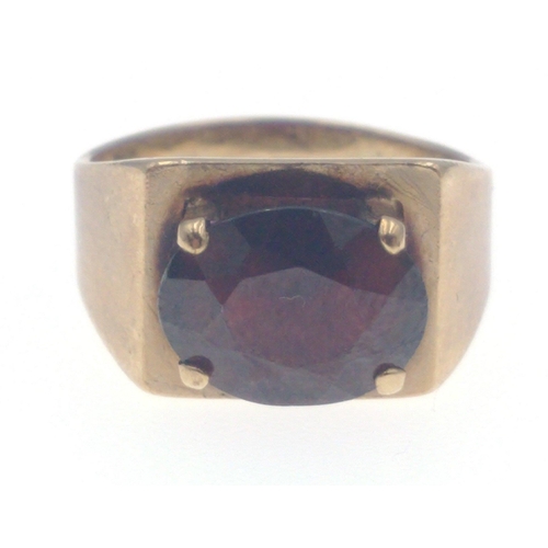 5 - STUNNING RED GARNET A nice 375 stamped ring with a large oval garnet ring size H weight 3.94g approx... 