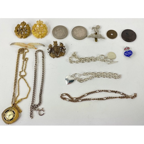 55 - A mixed lot of costume jewellery, some military cap badges, 2 1977 Silver Jubilee coins and a George... 