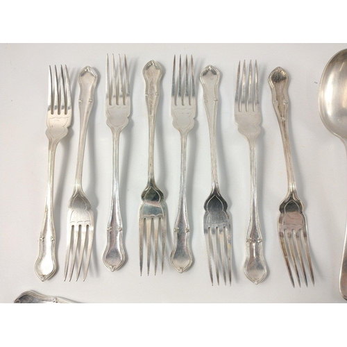 88 - A collection of EPNS cutlery to include 6 grapefruit spoons, 8 fish knives, 8 fish forks, 7 teaspoon... 