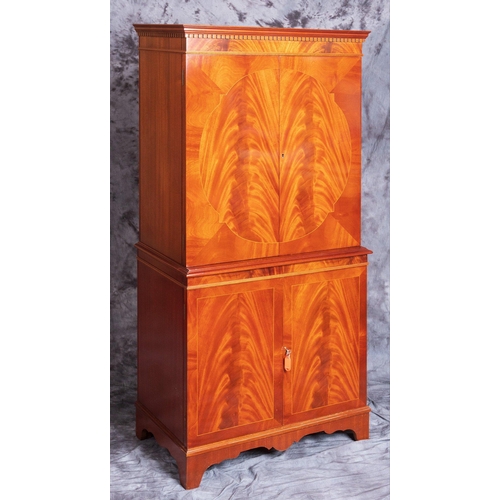 401 - TOP QUALITY! 
RICHARDSONS flamed Honduras mahogany handmade Cocktail cabinet ( in one piece) - dimen... 