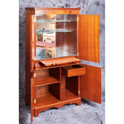 401 - TOP QUALITY! 
RICHARDSONS flamed Honduras mahogany handmade Cocktail cabinet ( in one piece) - dimen... 