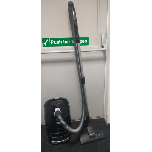 482 - Top quality - a MIELE SGDF3 Complete C3 PowerLine Vacuum Cleaner with accessories - in nice conditio... 