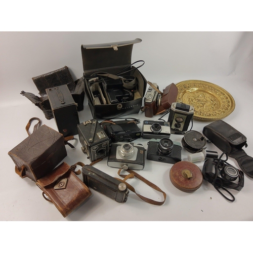 506 - A collection of vintage cameras to include a BROWNIE REFLEX made in the USA by EASTMAN KODAC CO, ROC... 