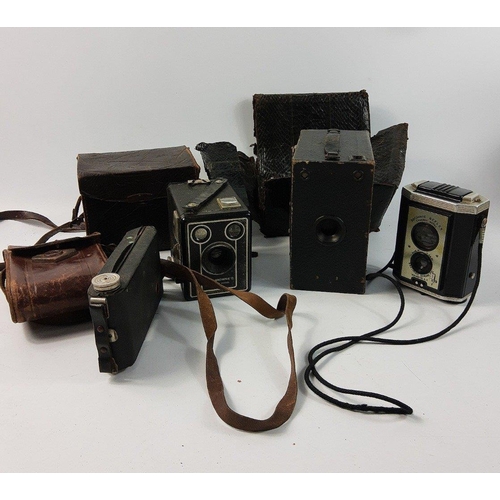 506 - A collection of vintage cameras to include a BROWNIE REFLEX made in the USA by EASTMAN KODAC CO, ROC... 