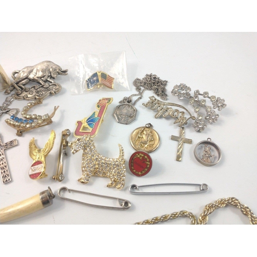 57 - A bag of unmarked mixed jewellery to include brooches, chains, white metal cross pendants, a white m... 