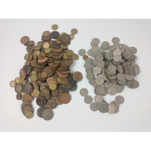 78 - A large collection of UK coins to include a bag of post WWll George Vl one shilling coins, a small b... 