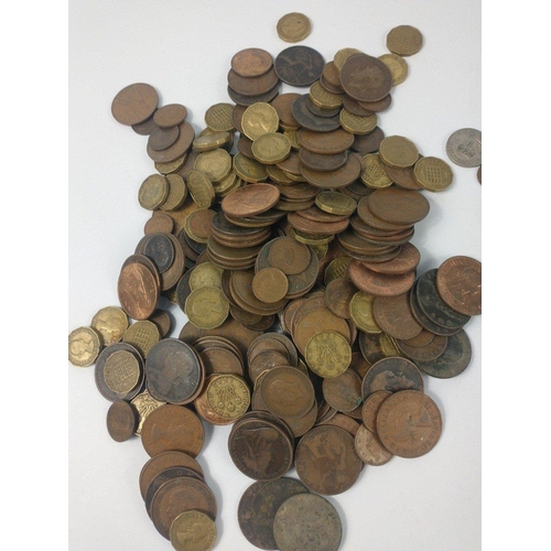 78 - A large collection of UK coins to include a bag of post WWll George Vl one shilling coins, a small b... 