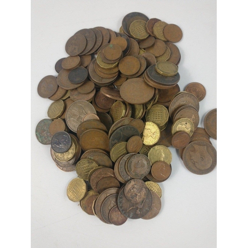 78 - A large collection of UK coins to include a bag of post WWll George Vl one shilling coins, a small b... 