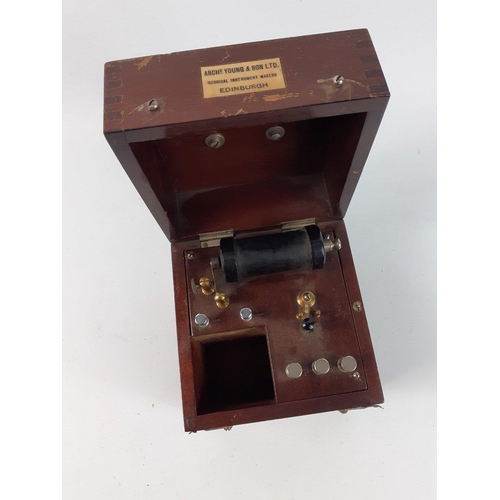 767 - A Victorian high frequency electrotherapy device, battery operated, in a purpose made wooden box (13... 