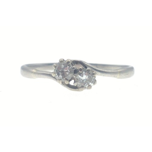 1 - A vintage PLATINUM engagement ring with two lovely centred diamonds(tested) - ring size O, weight gr... 