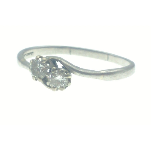 1 - A vintage PLATINUM engagement ring with two lovely centred diamonds(tested) - ring size O, weight gr... 