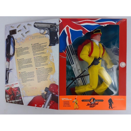 121 - JAMES BOND - Limited edition boxed unopened, 1999 Roger Moore as James Bond ACTION MAN (AA683) with ... 