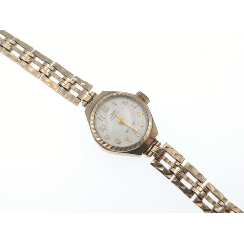 15 - A 375 stamped vintage yellow gold ladies wristwatch with a 375 stamped bracelet strap - gross weight... 