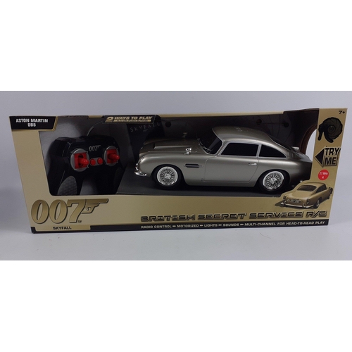 98 - JAMES BOND: 1:18 diecast models to include a Toy State radio controlled ASTON MARTIN  DB5 SKYFALL mo... 