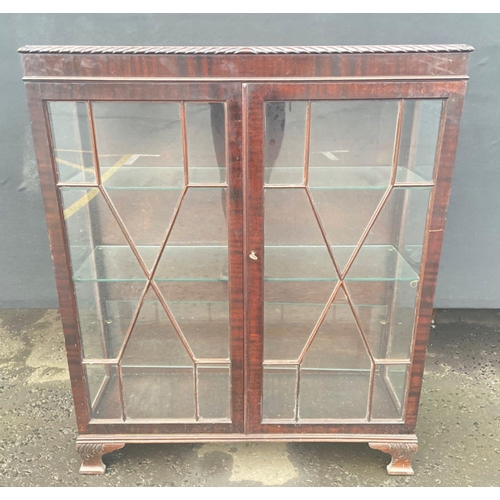 339 - A VINTAGE c1950's display cabinet with glass shelves 3ft long x 12